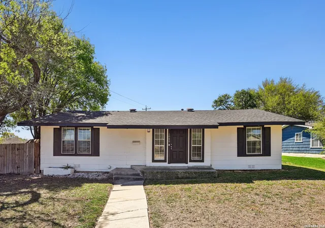 Photo 3 of Sale Pending at 1080 Ivy, Terrell Hills, TX 78209 | MLS# 1949026 | Listing updated on 2026-07-31