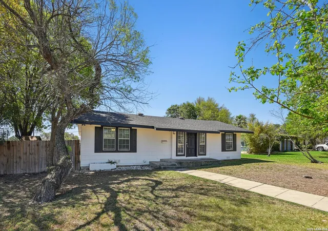 Photo 3 of Sale Pending at 1080 Ivy, Terrell Hills, TX 78209 | MLS# 1949026 | Listing updated on 2026-07-31