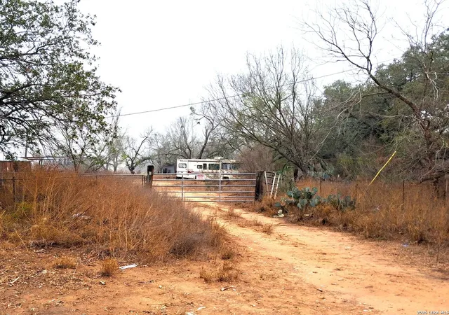 10th image of 372 County Road 2415, Moore, TX 78057 | MLS# 1949341