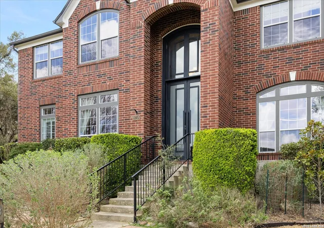 Photo 3 of Sale Pending at 8718 Timberland Trl, Fair Oaks Ranch, TX 78015 | MLS# 1949428 | Listing updated on 2026-08-13