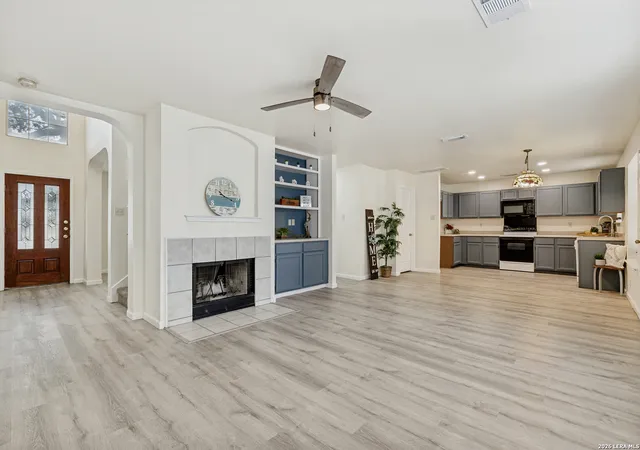 Photo 4 of Sale Pending at 719 Leopard, San Antonio, TX 78251 | MLS# 1949540 | Listing updated on 2026-04-01