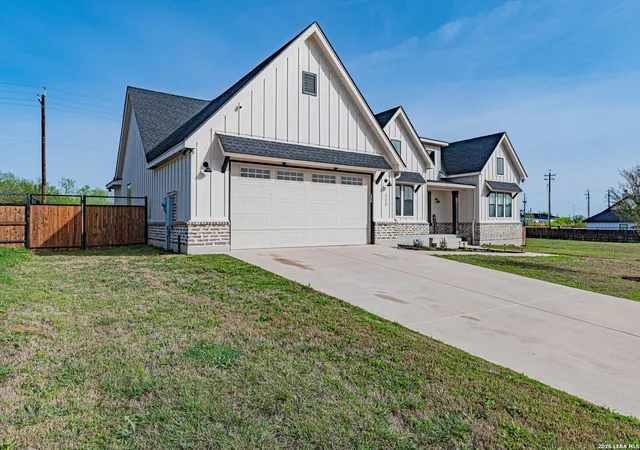 Photo 3 of Sale Pending at 112 W Magnolia, La Vernia, TX 78121 | MLS# 1949676 | Listing updated on 2026-09-16