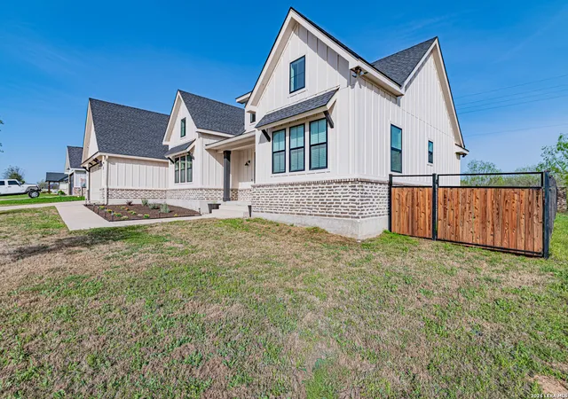 Photo 4 of Sale Pending at 112 W Magnolia, La Vernia, TX 78121 | MLS# 1949676 | Listing updated on 2026-09-16