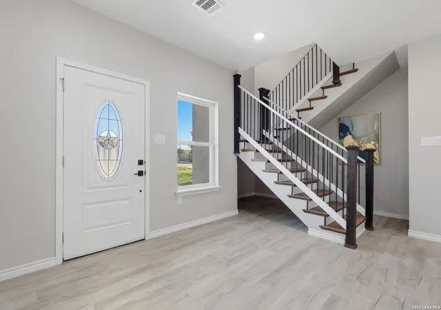 Photo 3 of Single family home for sale at 656 Canyon Circle, Canyon Lake, TX 78133 | MLS# 1950145 | Listing updated on 2026-04-01
