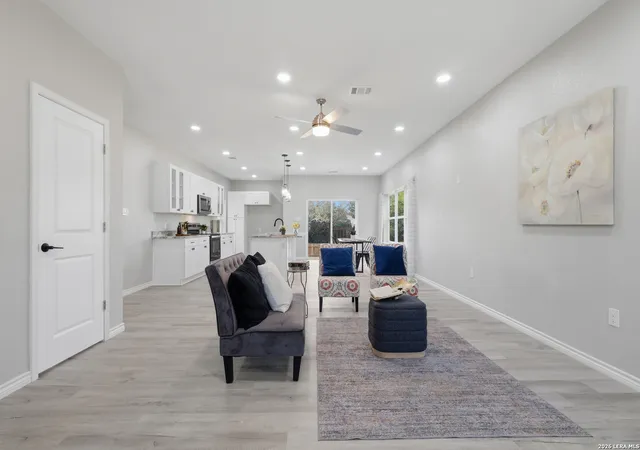 Photo 4 of Single family home for sale at 656 Canyon Circle, Canyon Lake, TX 78133 | MLS# 1950145 | Listing updated on 2026-04-01