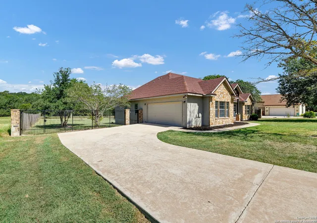 3rd image of 913 Long Mdw, Spring Branch, TX 78070 | MLS# 1950184