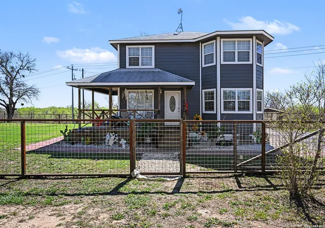 Photo 1 of Single family home for sale at 2595 County Road 128, Floresville, TX 78114 | MLS# 1950239 | Listing updated on 2026-04-21