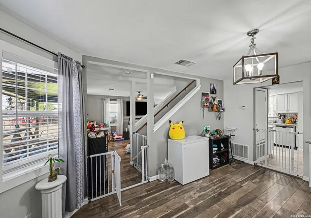 Photo 4 of Single family home for sale at 2595 County Road 128, Floresville, TX 78114 | MLS# 1950239 | Listing updated on 2026-04-21