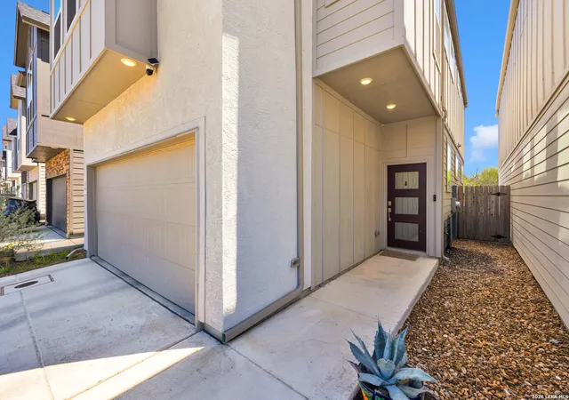 Listing Photo 3 - Condo for sale in building located at 8851 Oakland, San Antonio, TX 78240 - Unit #UNIT 36