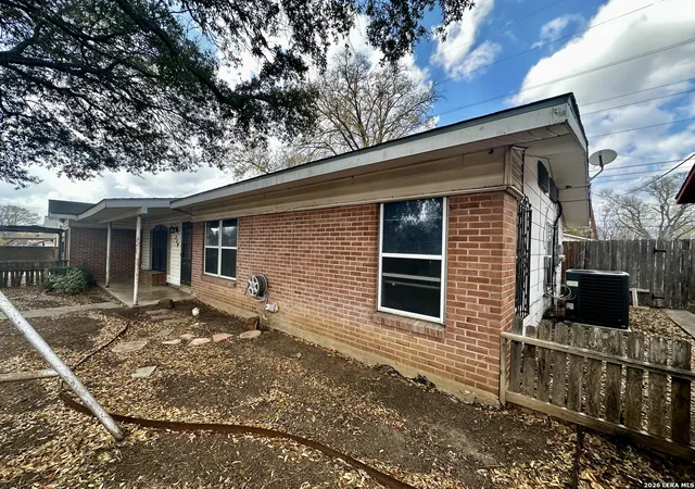 Photo 2 of Sale Pending at 219 Goodhue, San Antonio, TX 78218 | MLS# 1950632 | Listing updated on 2026-04-21