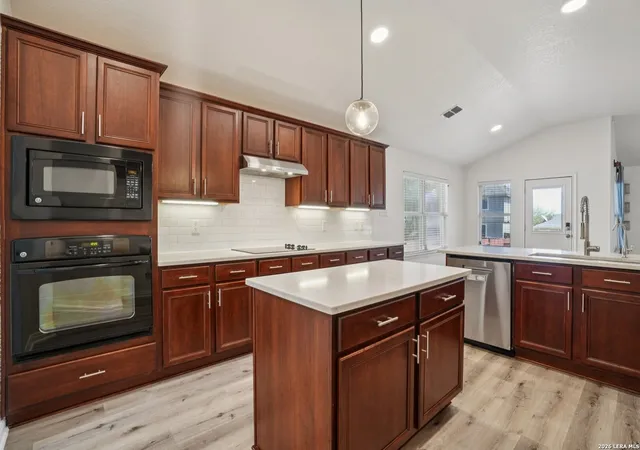 2nd image of 450 Turnberry, Cibolo, TX 78108 | MLS# 1950659