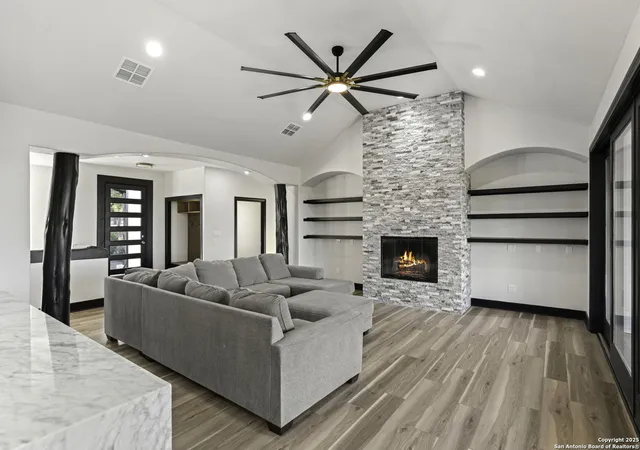 Photo 4 of Single family home for sale at 141 Oak Shrs, Canyon Lake, TX 78133 | MLS# 1950676 | Listing updated on 2026-03-31