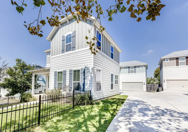 3rd image of 211 Claremont Ave, San Antonio, TX 78209