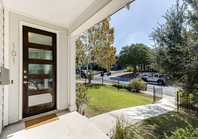 5th image of 211 Claremont Ave, San Antonio, TX 78209