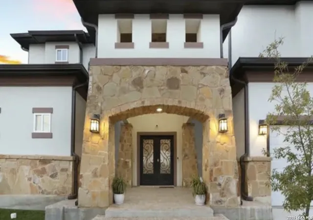 Photo 1 of Sale Pending at 1811 Barrett Palms, San Antonio, TX 78224 | MLS# 1951077 | Listing updated on 2026-04-09