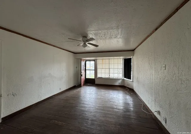 Photo 3 of Sale Pending at 215 W Bedford, San Antonio, TX 78226 | MLS# 1951082 | Listing updated on 2026-03-28