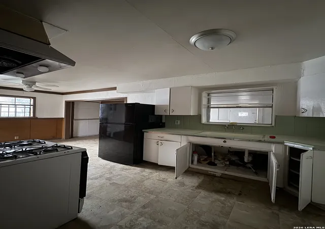 Photo 4 of Sale Pending at 215 W Bedford, San Antonio, TX 78226 | MLS# 1951082 | Listing updated on 2026-03-28