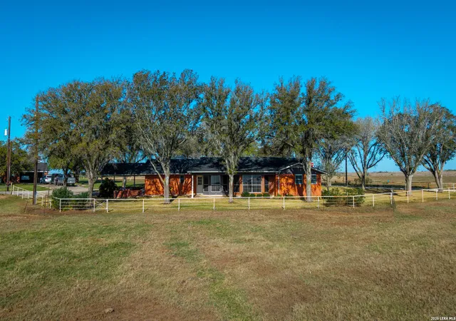 2nd image of 25 Labus, Floresville, TX 78114 | MLS# 1951295