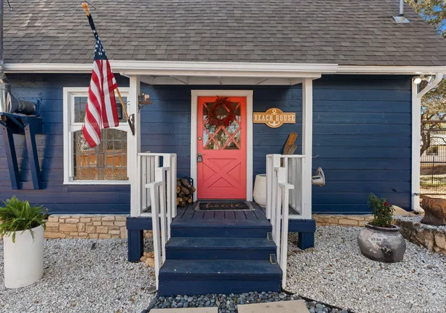 Photo 4 of Single family home for sale at 528 Rimrock Pass, Canyon Lake, TX 78133 | MLS# 1951454 | Listing updated on 2026-09-09