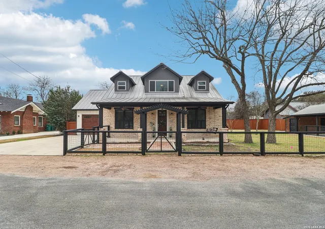 Photo 1 of Single family home for sale at 115 E Evergreen, Boerne, TX 78006 | MLS# 1951737 | Listing updated on 2026-09-16