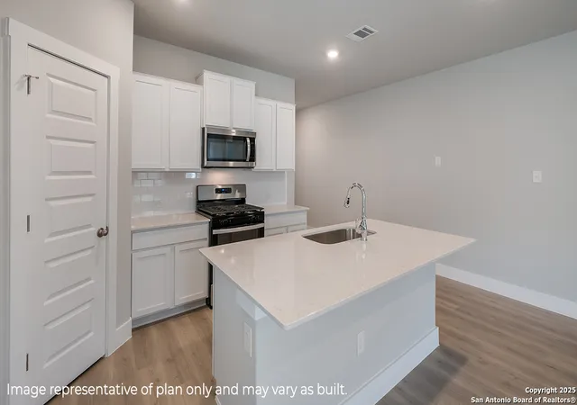 Photo 4 of Sale Pending at 20920 Stonework Spur, San Antonio, TX 78266 | MLS# 1951740 | Listing updated on 2026-03-29