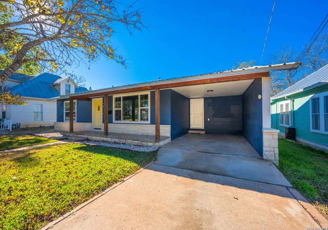 Photo 3 of Sale Pending at 309 W College St, Fredericksburg, TX 78624 | MLS# 1951890 | Listing updated on 2026-04-13