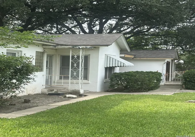 2nd image of 844 Laurel, Uvalde, TX 78801 | MLS# 1951916