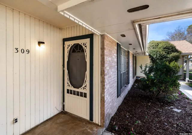 Listing Photo 4 - Condo for sale in building located at 309/311 Briarwood, New Braunfels, TX 78130