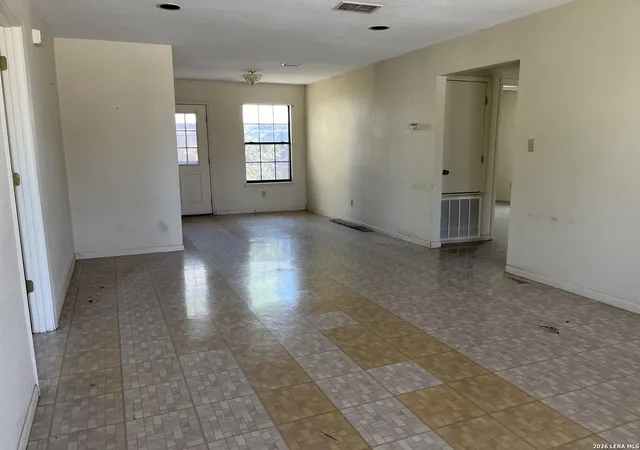 2nd image of 400 Capitan, Uvalde, TX 78801 | MLS# 1952104