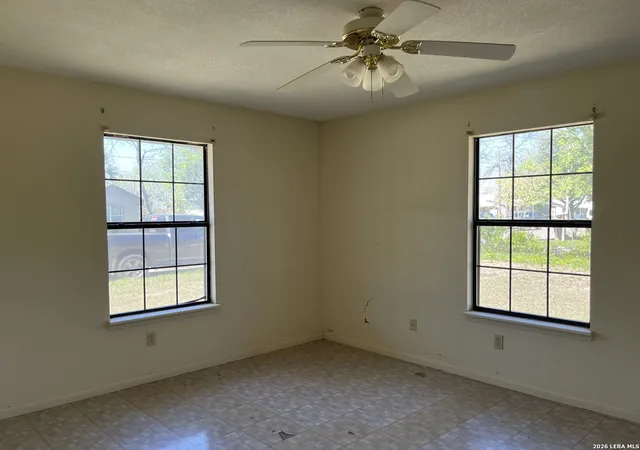 4th image of 400 Capitan, Uvalde, TX 78801 | MLS# 1952104