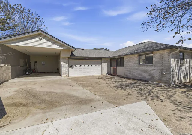 Photo 3 of Sale Pending at 227 Southway Dr, Kerrville, TX 78028 | MLS# 1952122 | Listing updated on 2026-04-22