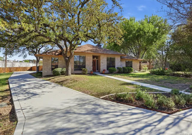 Photo 2 of Sale Pending at 220 Lundblade Ln, Castle Hills, TX 78213 | MLS# 1952301 | Listing updated on 2026-04-02