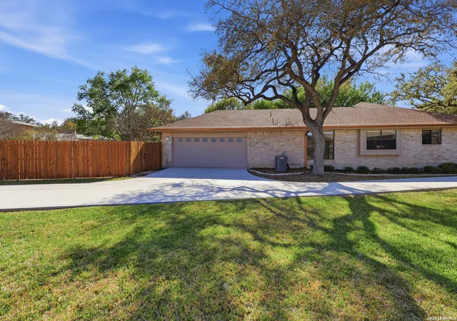 Photo 3 of Sale Pending at 220 Lundblade Ln, Castle Hills, TX 78213 | MLS# 1952301 | Listing updated on 2026-04-02