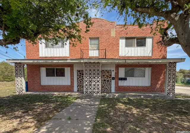 Multi family home for sale at 704 N Washington St, Beeville, TX 78102 | MLS# 1952388