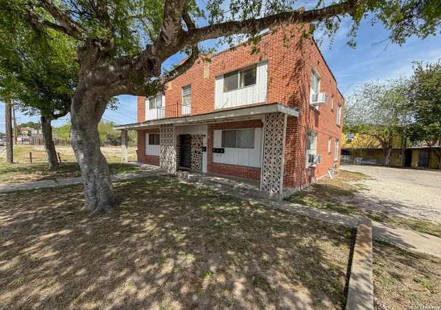 Photo 3 of House for sale at 704 N Washington St, Beeville, TX 78102 | MLS# 1952388 | Listing updated on 2026-05-16