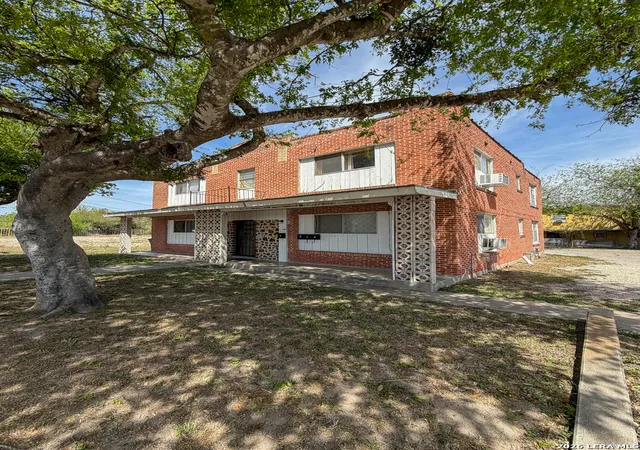 Photo 4 of House for sale at 704 N Washington St, Beeville, TX 78102 | MLS# 1952388 | Listing updated on 2026-05-16