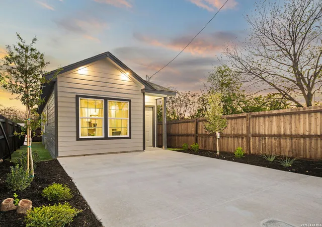 Photo 3 of Sale Pending at 1122 Elvira St, San Antonio, TX 78207 | MLS# 1952578 | Listing updated on 2026-05-07