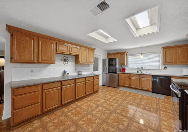 Photo 3 of Sale Pending at 1403 32nd, Hondo, TX 78861 | MLS# 1952613 | Listing updated on 2026-04-11