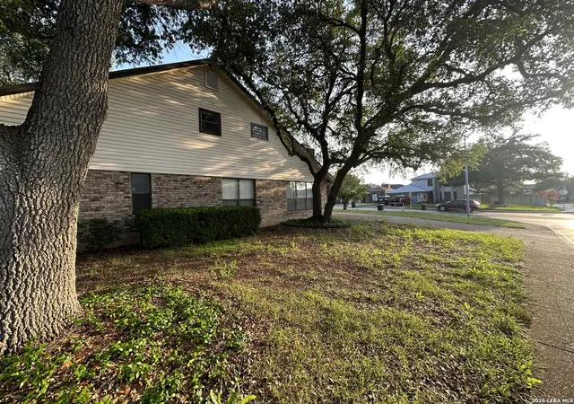 Photo 3 of Sale Pending at 1147 Summit Crst, San Antonio, TX 78258 | MLS# 1952636 | Listing updated on 2026-04-17