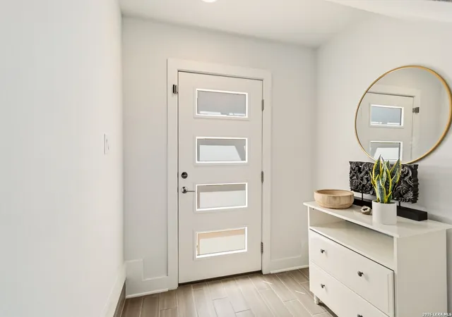 Photo 3 of Sale Pending at 303 W Cypress Unit 101, San Antonio, TX 78212 | MLS# 1952711 | Listing updated on 2026-05-05