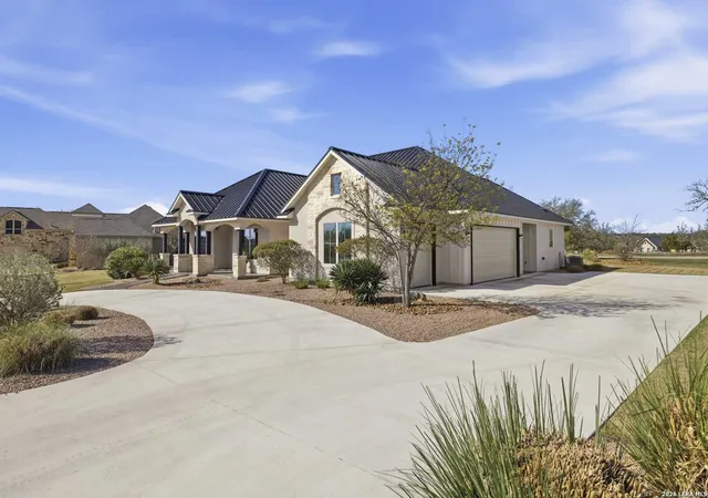 Photo 3 of Single family home for sale at 1020 Cielo Dr, Kerrville, TX 78028 | MLS# 1952834 | Listing updated on 2026-04-22