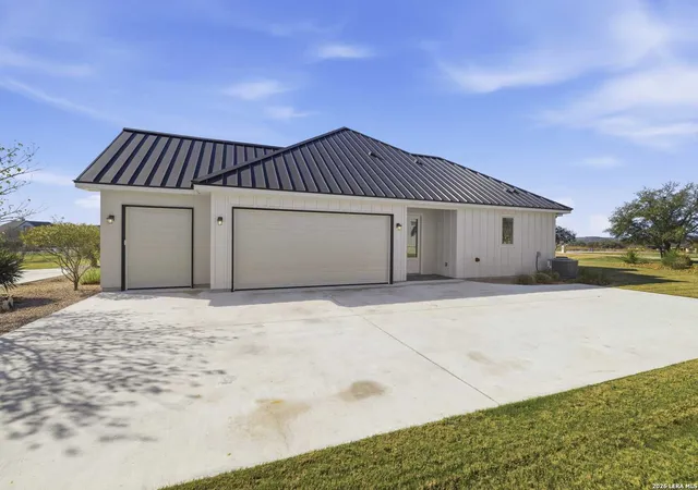 Photo 3 of Single family home for sale at 1020 Cielo Dr, Kerrville, TX 78028 | MLS# 1952834 | Listing updated on 2026-04-22