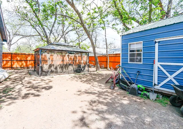 14th image of 410 N Crisp, Uvalde, TX 78801 | MLS# 1952926