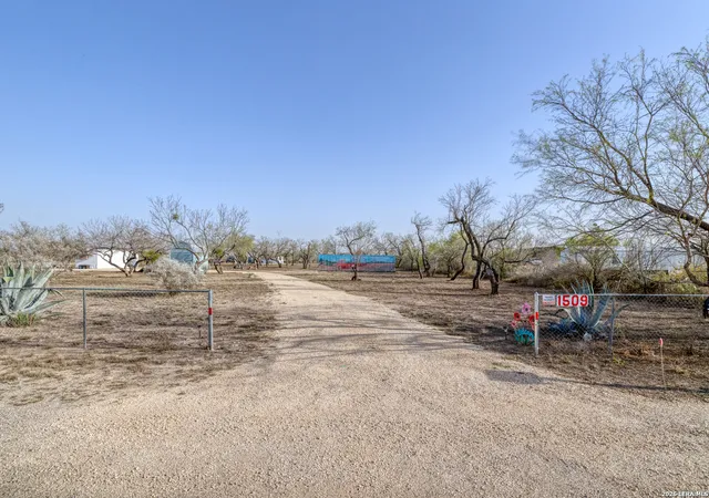 4th image of 1509 Westward Trail, Uvalde, TX 78801 | MLS# 1952982