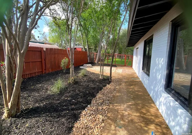 Photo 3 of Sale Pending at 115 Roleto Dr, San Antonio, TX 78213 | MLS# 1953042 | Listing updated on 2026-04-10