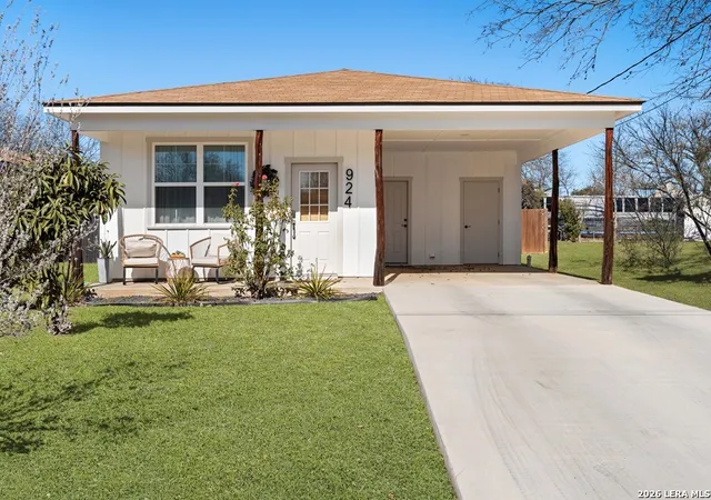 Photo 3 of Single family home for sale at 924 Apple, Fredericksburg, TX 78624 | MLS# 1954081 | Listing updated on 2026-04-12