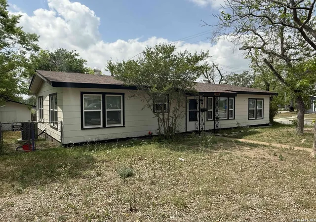1st image of 903 E Walnut, Seguin, TX 78155 | MLS# 1954200
