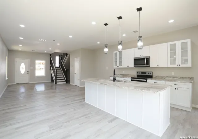 Photo 2 of Single family home for sale at 650 Canyon Circle, Canyon Lake, TX 78133 | MLS# 1954435 | Listing updated on 2026-04-21