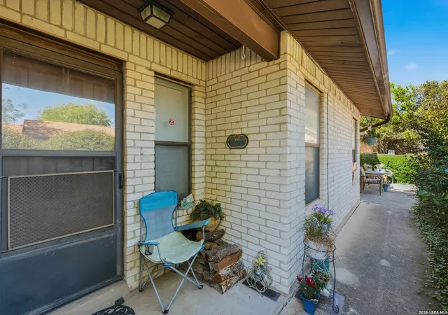 4th image of 818 Lois St #A & B, Kerrville, TX 78028 | MLS# 1954468