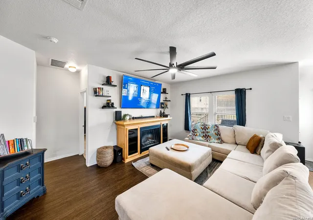 Photo 4 of Sale Pending at 32141 Giant Oak, Bulverde, TX 78163 | MLS# 1955091 | Listing updated on 2026-04-20